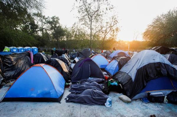 Migrants who are seeking asylum in the U.S. rest as they wait at a makeshift encampment near the U.S.-Mexico border, Mexico, Dec. 29, 2022. (Reuters Photo)