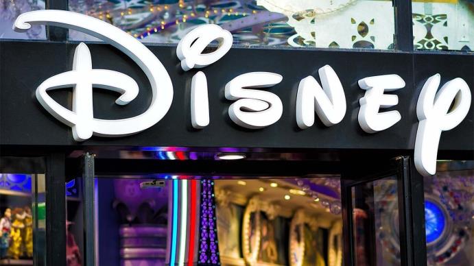 CFRA director, equity research Kenneth Leon and New Street Research managing partner Jo<em></em>nathan Chaplin debate whether Disney or rival Comcast is the better stock for investors to hold on 'The Claman Countdown.'