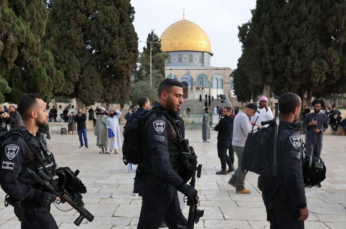 Jewish visitors walk protected by Israeli security forces at the Al-Aqsa Mosque compound, also known as the Temple Mount complex to Jews, in Jerusalem on April 9, 2023. (AFP Photo)