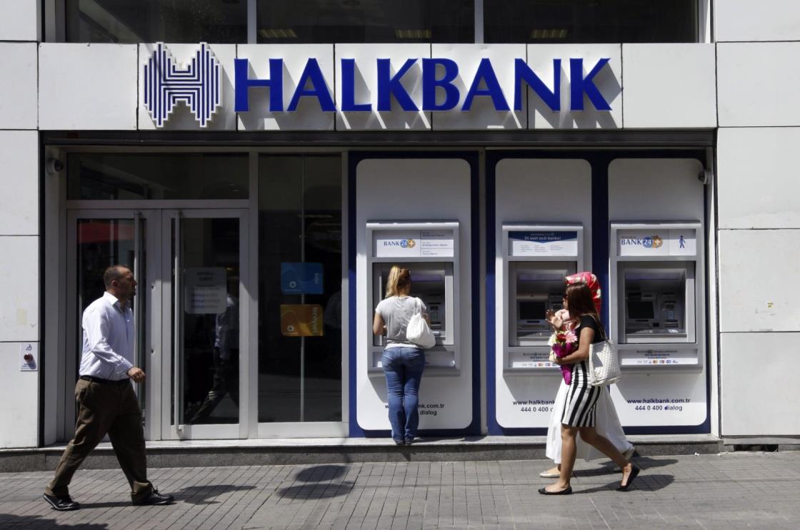 A customer (C) uses an automated teller machine at a branch of Halkbank in Istanbul Aug. 15, 2014. (Reuters File Photo)