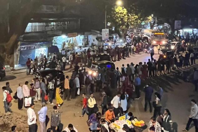 'Nothing New': Pic of People Standing in Long Queues For Public Transport in Mumbai Goes Viral