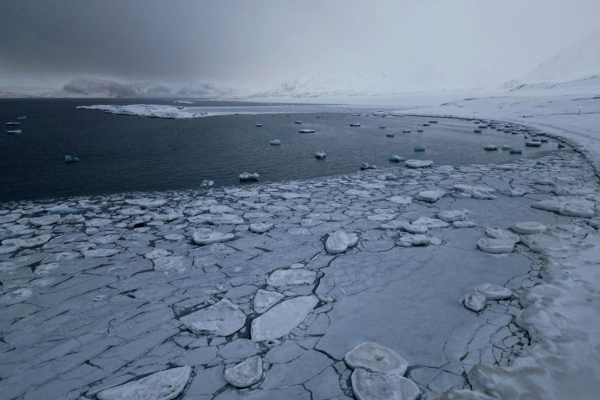 Ice floes are seen in Kongsfjord, near Ny-Aalesund, Svalbard, Norway, April 6, 2023. (Reuters Photo)