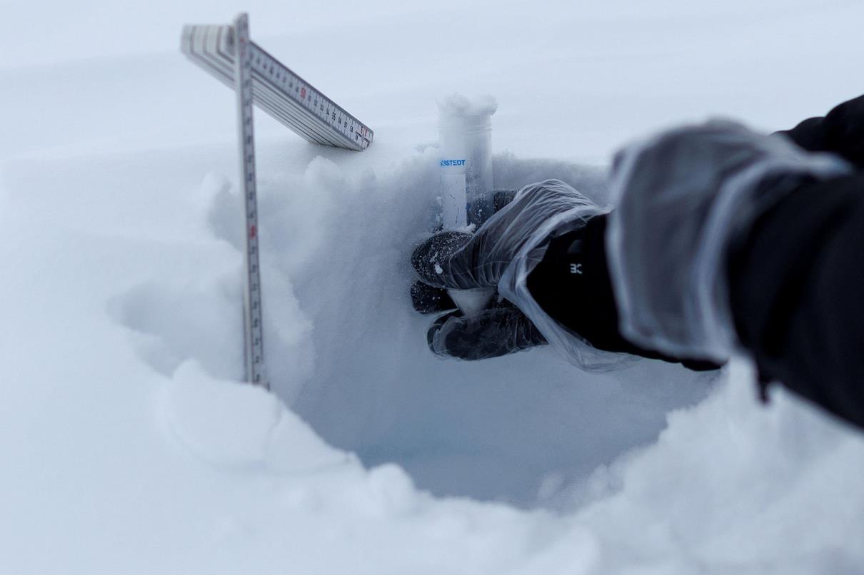 Paul Scherrer Institute Switzerland chemist Francois Burgay, takes a snow sample to detect molecules co<em></em>nnected to algal bloom in Ny-Aalesund, Svalbard, Norway, April 5, 2023. (Reuters Photo)