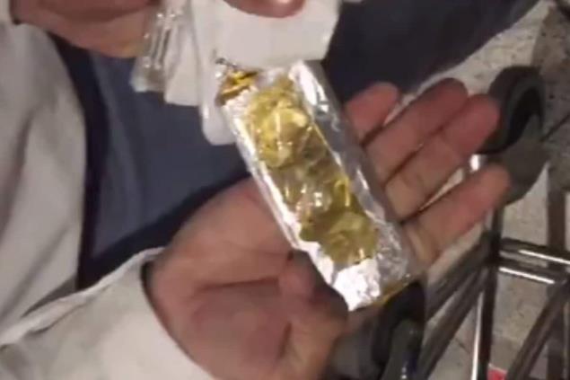 Mumbai: 25 Karat Gold Bars Worth Rs 1.60 Crore Recovered from 3 Passengers At Airport | WATCH