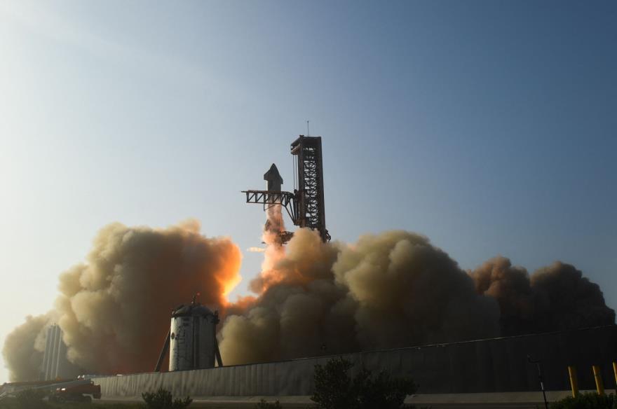 The SpaceX Starship lifts off from the launchpad during a flight test from Starba<em></em>se in Boca Chica, Texas, U.S., April 20, 2023. (AFP Photo)