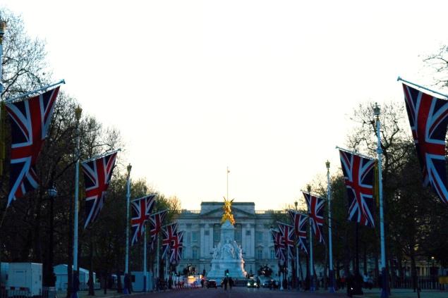 UK: Man Arrested Outside Buckingham Palace