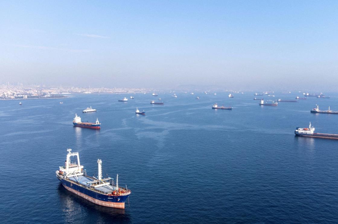 Commercial vessels, including vessels, which are part of Black Sea grain deal wait to pass the Bosporus strait off the shores of Yenikap? during a misty morning in Istanbul, Türkiye, Oct. 31, 2022. (Reuters Photo)