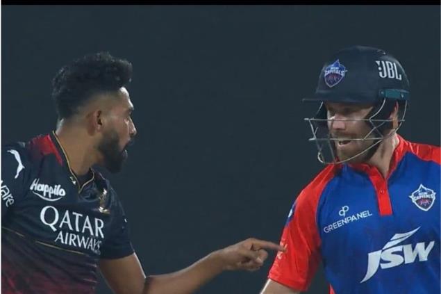 IPL 2023: Phil Salt and Mohammed Siraj Involved in Animated Exchange During DC's Chase Against RCB