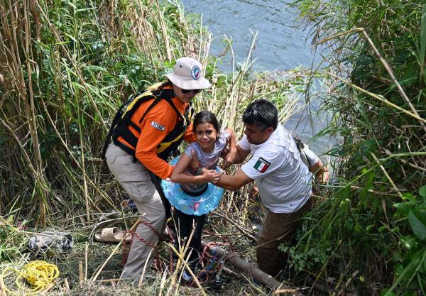 Members of the Mexican Government's Beta Group help a migrant girl in Matamoros, state of Tamaulipas, Mexico, May 10, 2023. (AFP Photo)