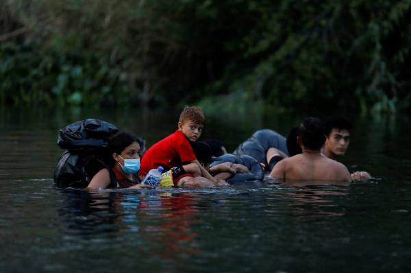 Migrants enter the Rio Bravo River to cross the border and turn themselves in to U.S. Border Patrol agents before Title 42 ends, Matamoros, Mexico, May 10, 2023. (Reuters Photo)