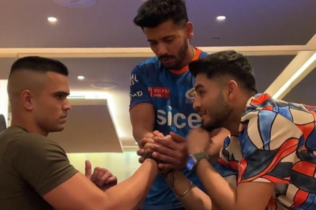 Mumbai Indians Players Sweat It Out in Gym to Keep Playoffs Hopes Alive Ahead Match vs SRH | WATCH