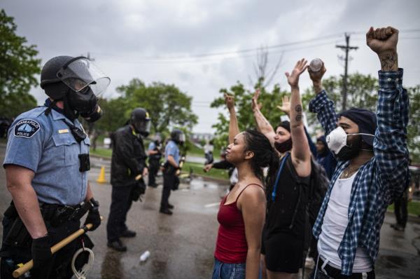 People face off with police near the Minneapolis 3rd Police Precinct during a rally to protest George Floyd's murder, Minneapolis, U.S., May 26, 2020. (Getty Images Photo)