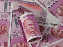 Rupee falls to near 2-mo<em></em>nth low on dollar strength, falling yuan