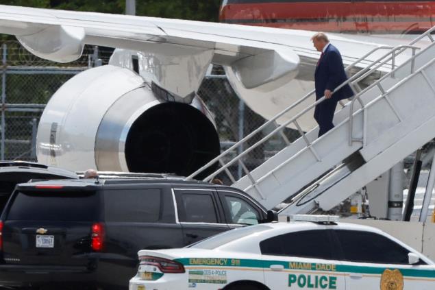 Do<em></em>nald Trump Arrives in Florida to Face Charges in Classified docu<em></em>ments Case