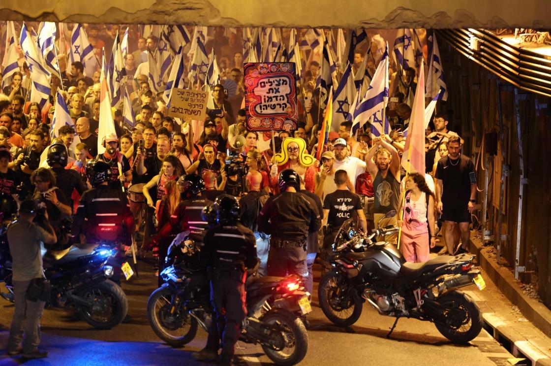 Demo<em></em>nstrators wave the Israeli flag during a march against the government's judicial reform plan in Tel Aviv, Israel, July 27, 2023. (AFP Photo)